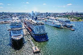 Cruise tourists in Tallinn