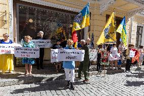 Anti-war protesters picket Russian embassy