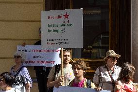 Anti-war protesters picket Russian embassy