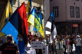 Anti-war protesters picket Russian embassy