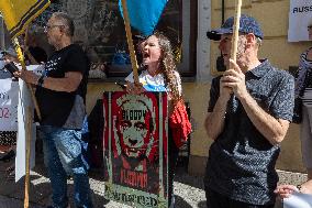 Anti-war protesters picket Russian embassy