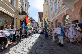 Anti-war protesters picket Russian embassy