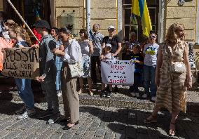 Anti-war protesters picket Russian embassy