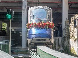 CHINA-JIANGXI-DAJUE MOUNTAIN-CLIFF SHUTTLE TRAINS (CN)