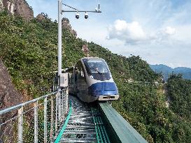 CHINA-JIANGXI-DAJUE MOUNTAIN-CLIFF SHUTTLE TRAINS (CN)