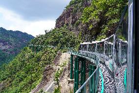 CHINA-JIANGXI-DAJUE MOUNTAIN-CLIFF SHUTTLE TRAINS (CN)