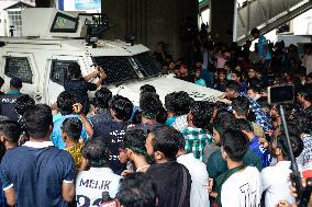 Students Block Shahbagh Removing Police Barricade