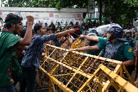 Students Block Shahbagh Removing Police Barricade