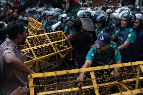 Students Block Shahbagh Removing Police Barricade