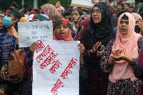 Students Block Shahbagh Removing Police Barricade