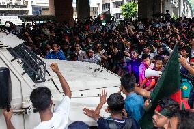 Students Block Shahbagh Removing Police Barricade