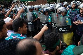 Students Block Shahbagh Removing Police Barricade