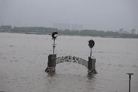 Flood Waters in Nanjing Section of Yangtze River Exceed Warning Level