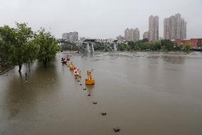 Flood Waters in Nanjing Section of Yangtze River Exceed Warning Level