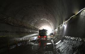 Nanchang-Jiujiang High-speed Railway Tunnel Open