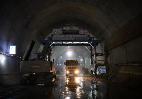 Nanchang-Jiujiang High-speed Railway Tunnel Open