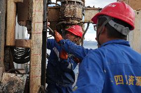 (FOCUS) CHINA-XIZANG-NAM CO-MULTINATIONAL RESEARCHERS-CORE DRILLING PROJECT (CN)