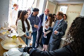 Duke of Edinburgh visits School in Berlin