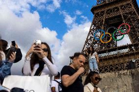 Eiffel Tower decorated with Olympic Rings - Paris