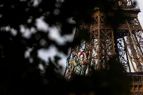 Eiffel Tower decorated with Olympic Rings - Paris