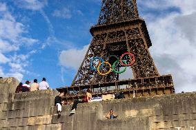 Eiffel Tower decorated with Olympic Rings - Paris