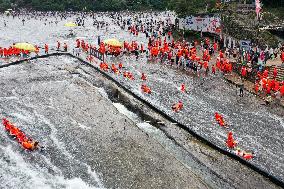 Tourists Enjoy Cooling Off in The Water in Fujian