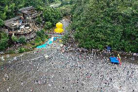 Tourists Enjoy Cooling Off in The Water in Fujian