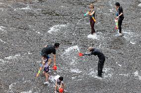 Tourists Enjoy Cooling Off in The Water in Fujian