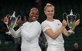 (SP) BRITAIN-LONDON-TENNIS-WIMBLEDON-WOMEN'S DOUBLES-FINAL