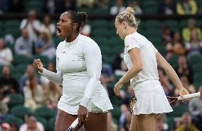 (SP) BRITAIN-LONDON-TENNIS-WIMBLEDON-WOMEN'S DOUBLES-FINAL