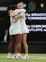 (SP) BRITAIN-LONDON-TENNIS-WIMBLEDON-WOMEN'S DOUBLES-FINAL