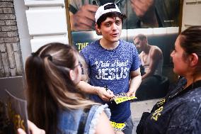 Broadway Stars Signing Autographs