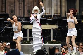 Performances at the City Hall in Paris FA