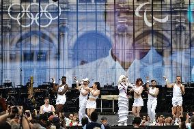 Performances at the City Hall in Paris FA