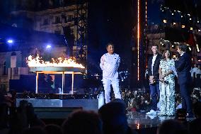 Concert For Olympic Flame Arrival At City Hall - Paris