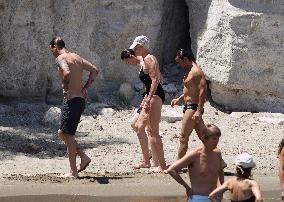 Brigitte Nilsen And Family Beachside - Ischia