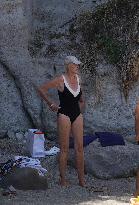 Brigitte Nilsen And Family Beachside - Ischia