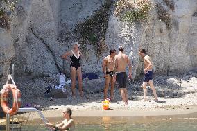 Brigitte Nilsen And Family Beachside - Ischia