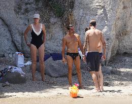 Brigitte Nilsen And Family Beachside - Ischia