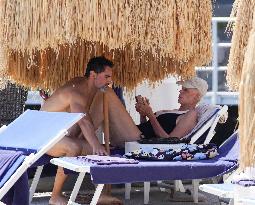 Brigitte Nilsen And Family Beachside - Ischia