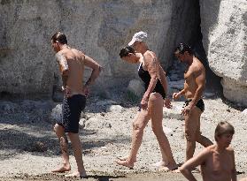 Brigitte Nielsen And Family Beachside - Ischia