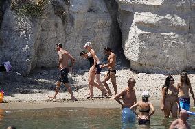 Brigitte Nielsen And Family Beachside - Ischia