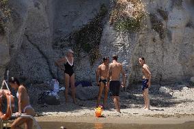 Brigitte Nielsen And Family Beachside - Ischia