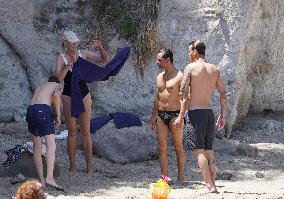 Brigitte Nielsen And Family Beachside - Ischia