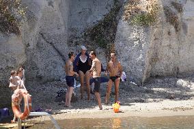 Brigitte Nielsen And Family Beachside - Ischia