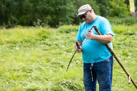 Scythe mowing competition