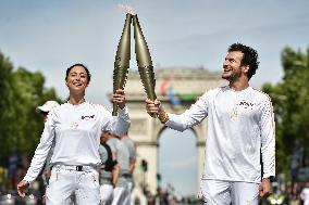 Paris 2024 - Olympic Flame At The Arc De Triomphe - Paris