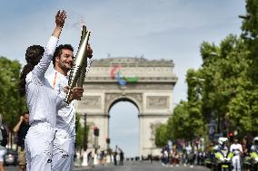 Paris 2024 - Olympic Flame At The Arc De Triomphe - Paris