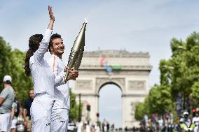 Paris 2024 - Olympic Flame At The Arc De Triomphe - Paris