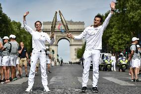 Paris 2024 - Olympic Flame At The Arc De Triomphe - Paris